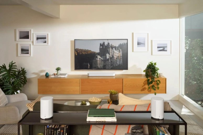 Lounge with two Sonos Era 100 speakers and Sonos Beam (Gen 2) 