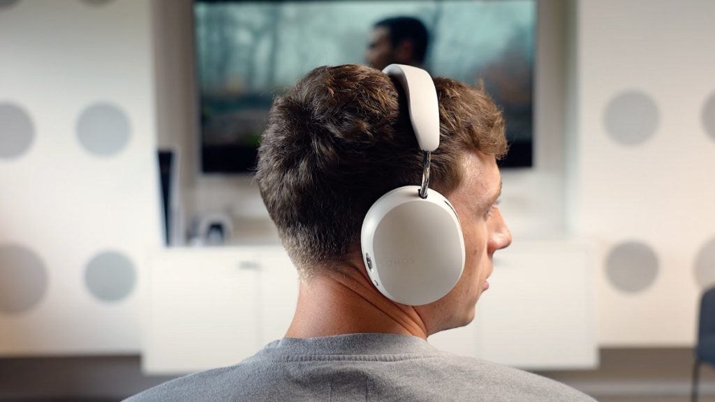 Man wearing Sonos Ace and demonstrating dynamic head tracking